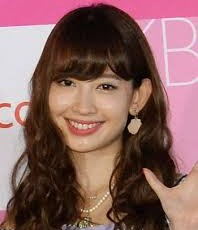小嶋陽菜!彼氏は?性格は?肌荒れって?メイクは?私服は?