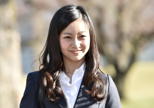 佳子様カラコン?アイテープで二重?髪もカラーリング?ファッション?称号は?