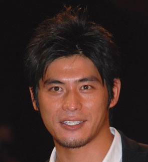 坂口憲二の現在は?サーフィン!結婚は?妻は?病気だった!