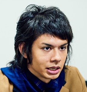 オカモトショウは英語がペラペラ！ドラマーだった？父はスコットハミルトン！