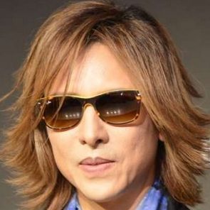YOSHIKIは幼少期に溺愛の父親が自殺していた!
