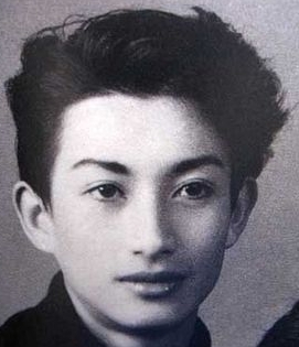 美輪明宏の生い立ちは？幼少期から批判的だった？