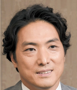 平岳大の若い頃は不動産投資会社のサラリーマンだった!