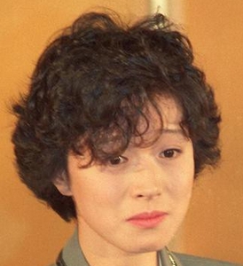 中森明菜は昔自殺未遂で近藤真彦と金屏風の前で謝罪会見していた!