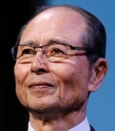 王貞治は少年時代ボールを追いかけて転び上の前歯を欠けさせていた!