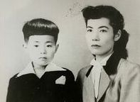 小学校入学時の美川憲一と実母