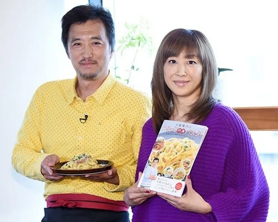 大鶴義丹と妻の泰子